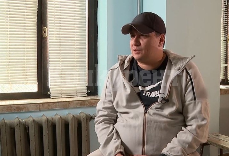 Затворник всяка вечер чете приказки по телефона на децата си