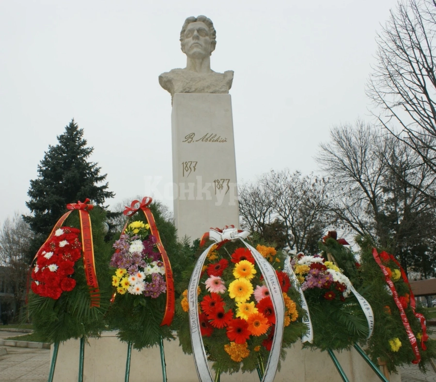 Поднасят венци и цветя пред паметника на Левски в Козлодуй