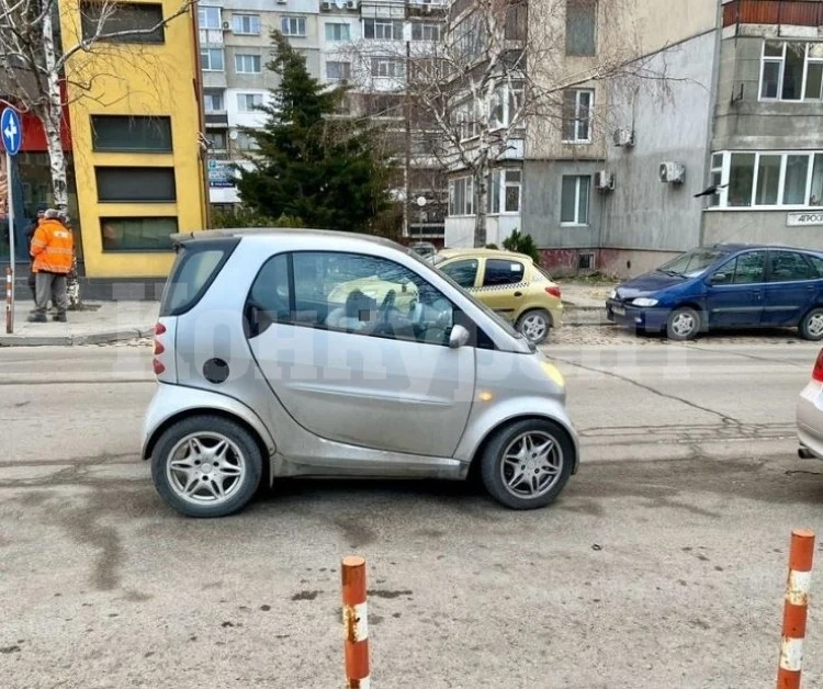 Малко момиченце подкара кола, без малко да блъсне баща и дете