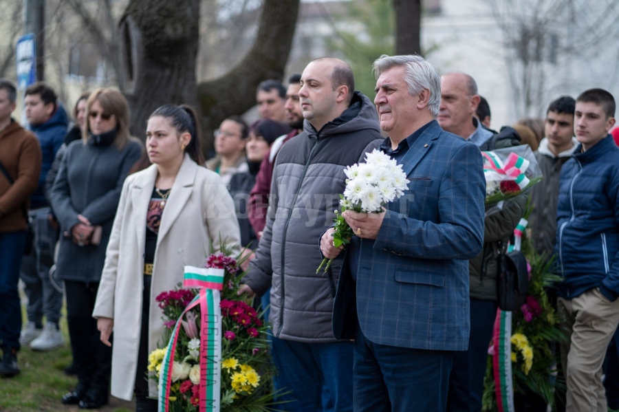 С гражданско поклонение и тематична литературно-музикална програма Мездра почете паметта на Васил Левски СНИМКИ