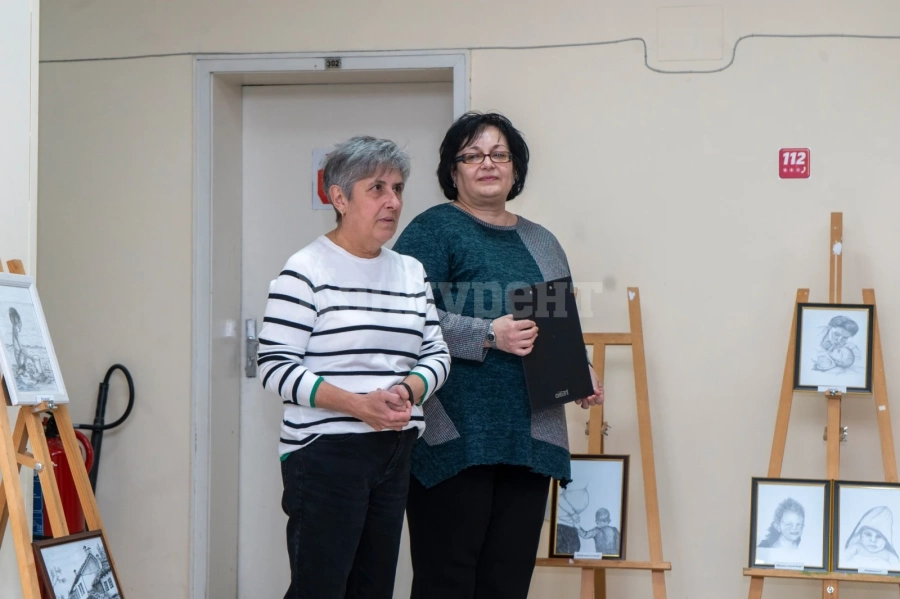 Кристина Котларска подреди поредната си самостоятелна изложба графика в община Мездра СНИМКИ