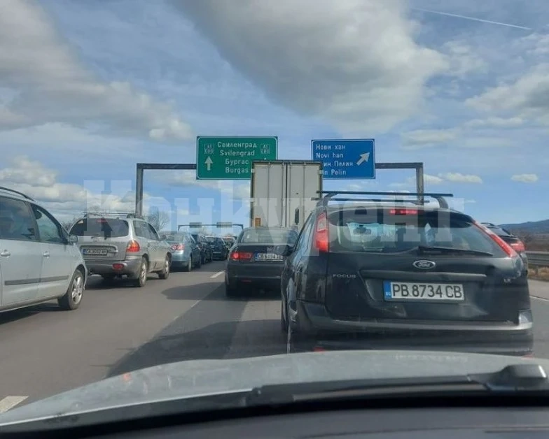 Затруднено е движението на АМ „Тракия” заради две катастрофи