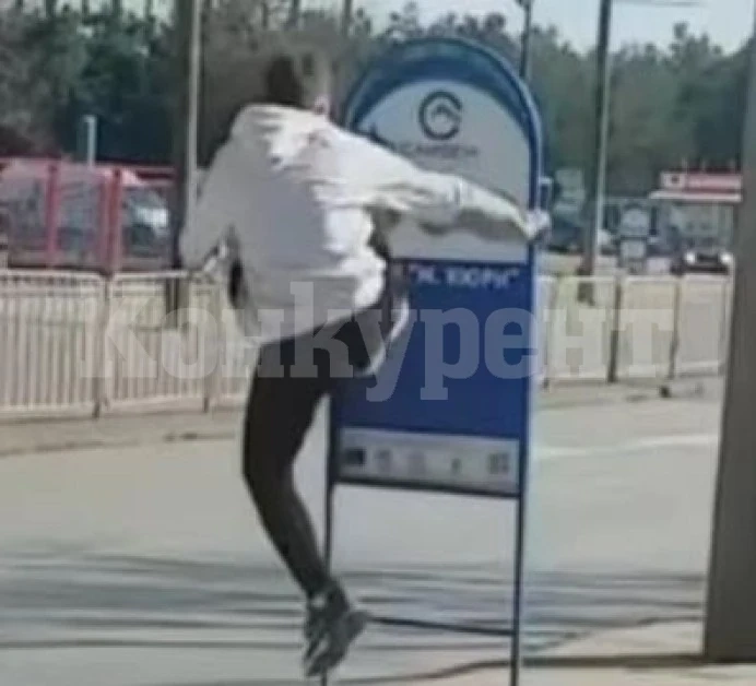 Дете потроши табела в Сливен