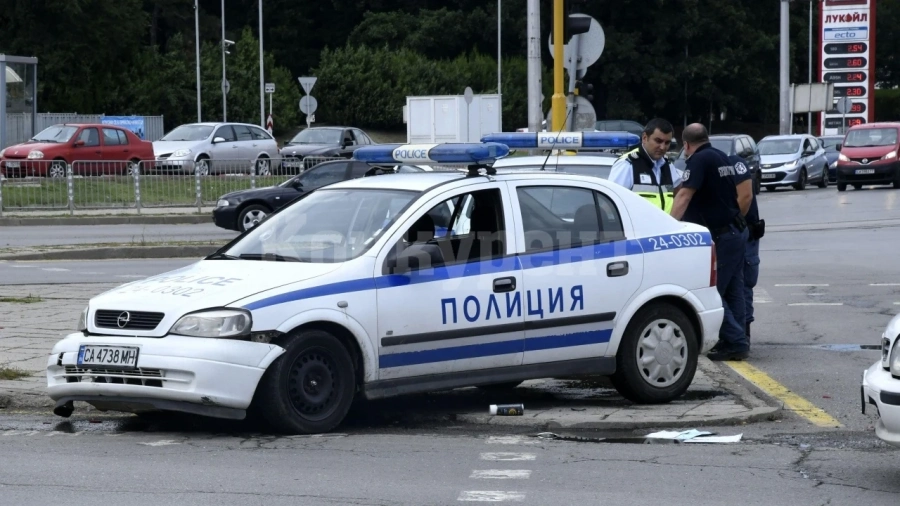 Патрулка се заби в паркиран камион