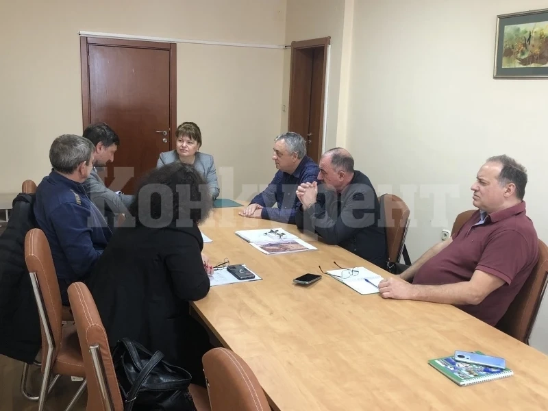 Областният управител свика институциите заради пропаднал път