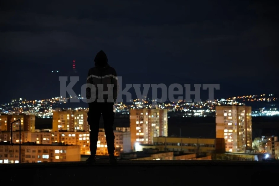 На покрива: Ученици се катерят за едната снимка