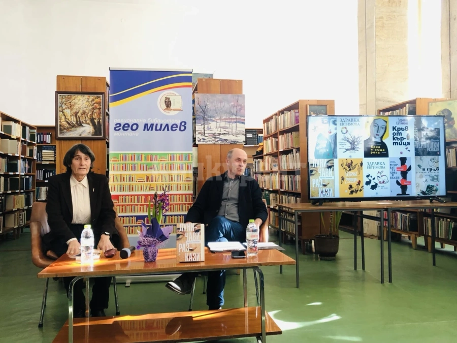Здравка Евтимова дари свои книги на библиотеката в Монтана