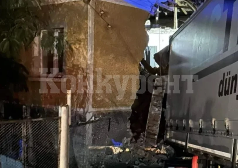 Шофьор на влекач даде на заден и се заби в къща в Криводол