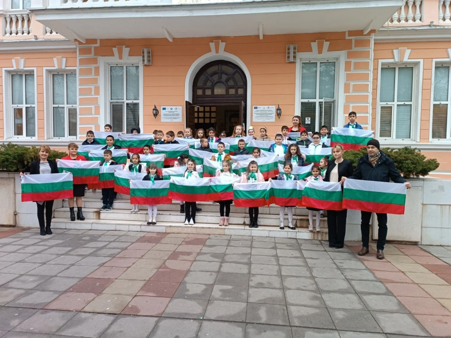 Малките ботевчета получиха по едно българско знаме от кмета Каменов