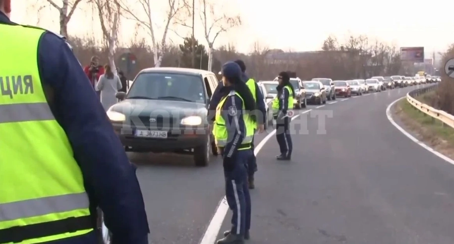 Километрична опашка от автомобили на път към Паметника на Свободата