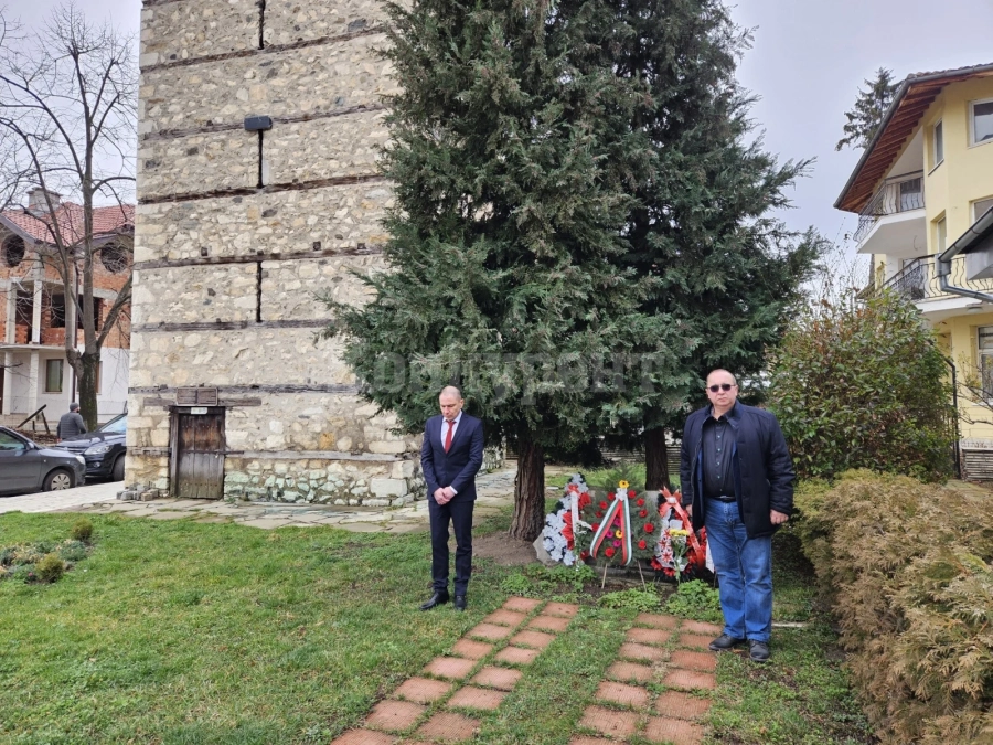 Поднесоха цветя пред паметника на героите от Руско-Турската война в Берковица СНИМКИ