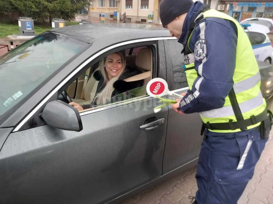 Страхотен жест! Пътни полицаи зарадваха дамите шофьори във Враца с цветя СНИМКИ