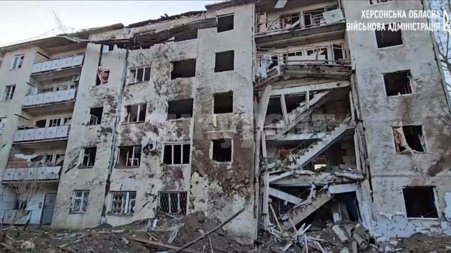 Бомба падна до блок в Херсон, дете е ранено