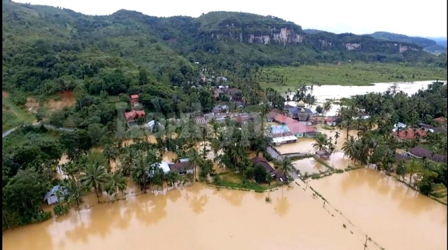 Загинали и изчезнали след наводнения в Индонезия