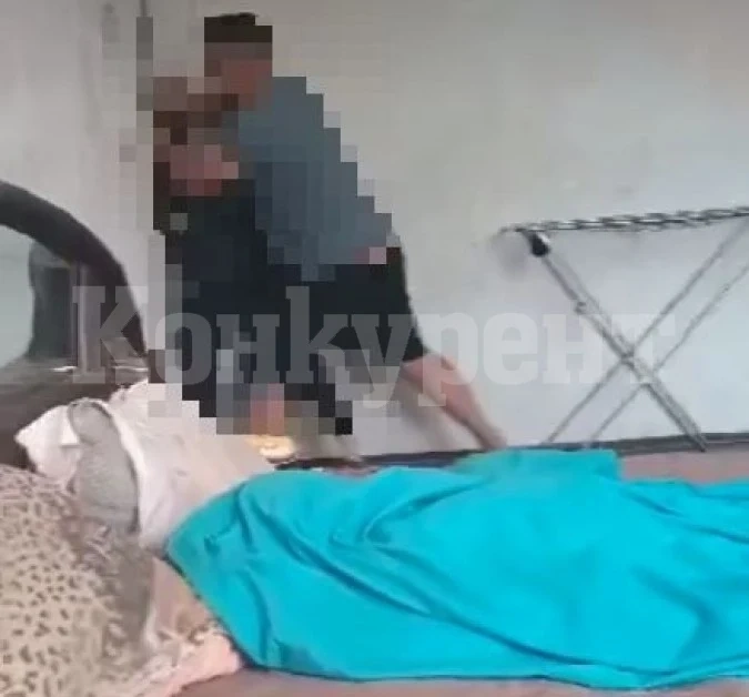 Дете засне как баща му бие жестоко майка му