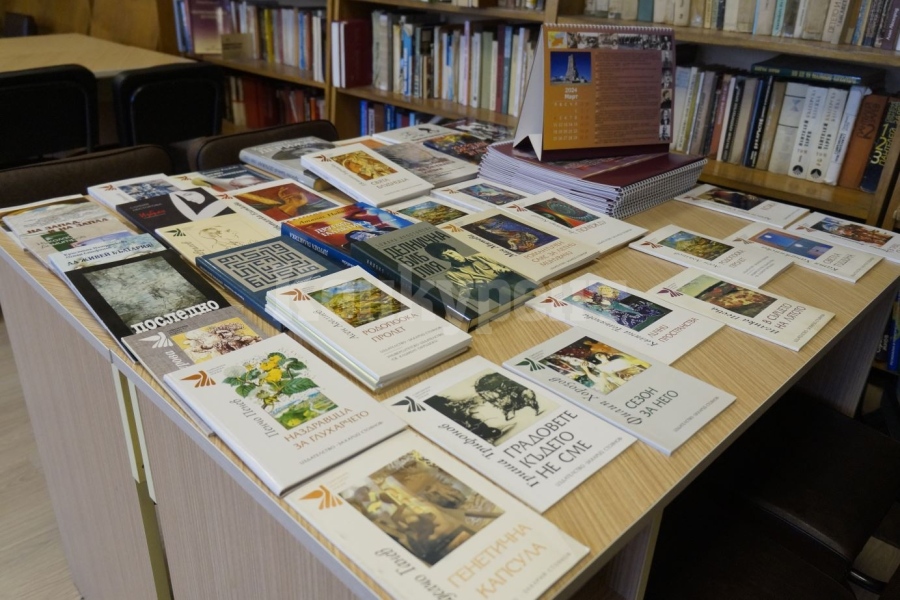 Румен Петков дари книги на три мездренски читалища СНИМКИ