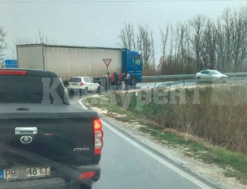 Опит за надпреварване: Две коли и камион се удариха край Пловдив