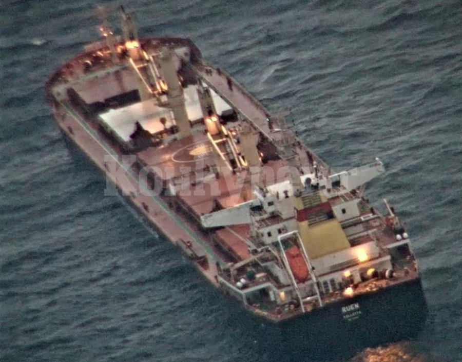Kораб на индийския флот пресрещна „Руен“ и поиска от сомалийските пирати да се предадат