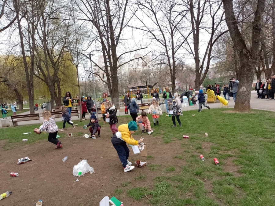 В Световния ден на рециклирането деца се учиха коя кофа какъв боклук „яде“