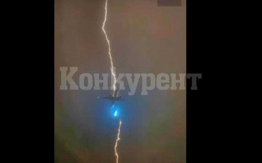 Мълния удари самолет