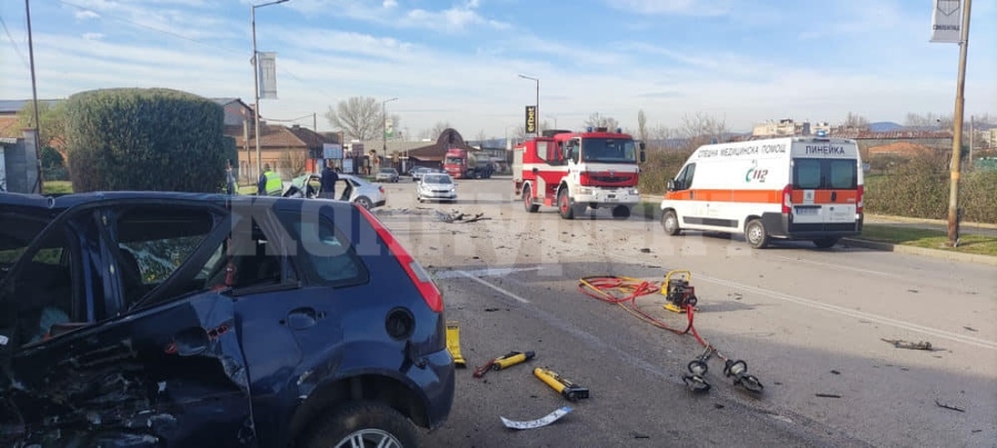 Тежка катастрофа в Свиленград, 70-годишна шофьорка загина СНИМКИ