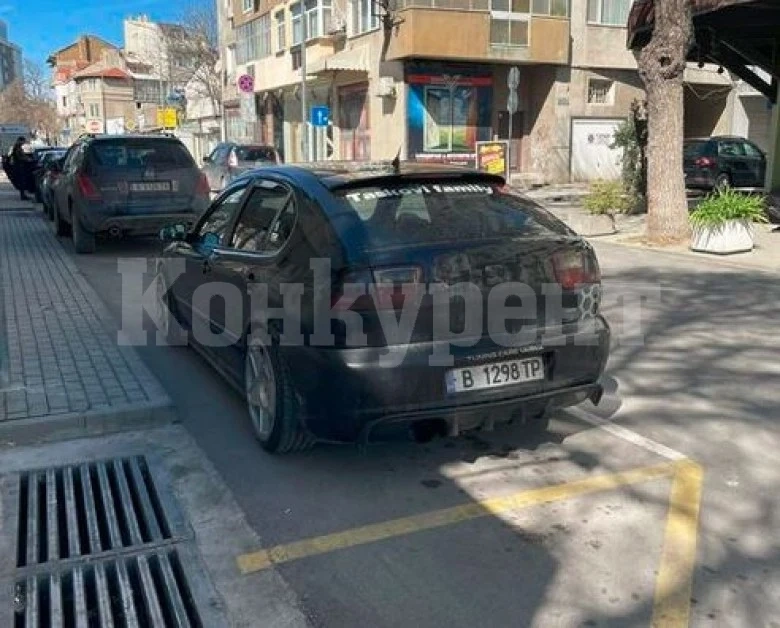 Млада жена с добър жест към непознат шофьор