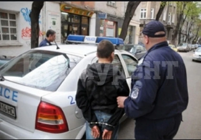Спипаха двама с дрога, задържани са