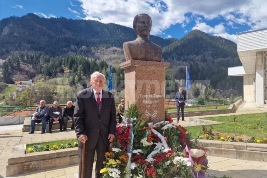Родопчанин дари паметник на Георги Раковски