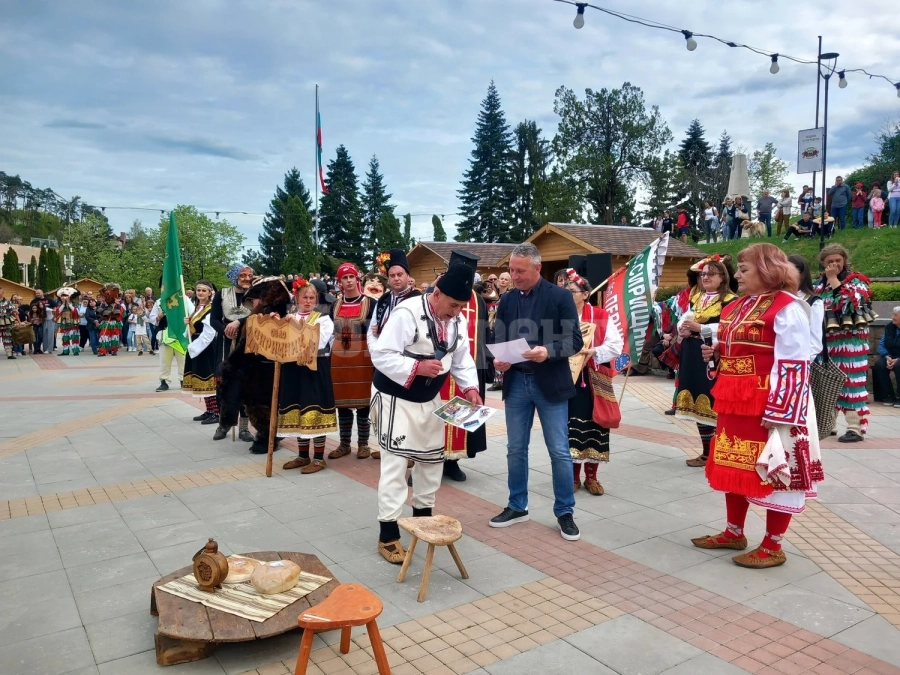 С балони над скалите, мажоретки и кукери започна туристическият сезон в Белоградчик