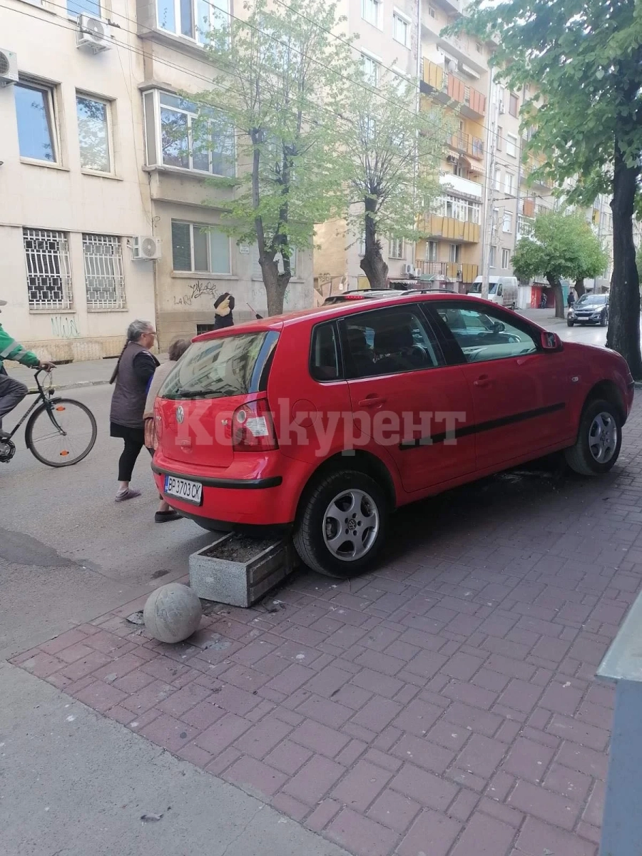 Шофьорка се качи на тротоара и мина през колчета във Враца СНИМКИ