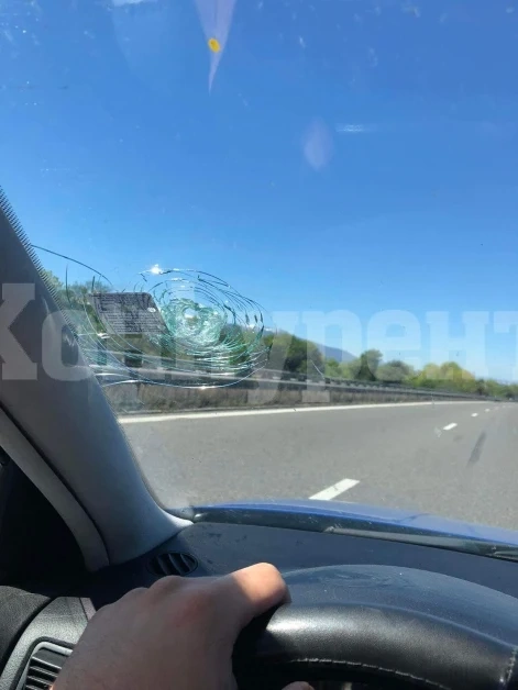 В движение! Шофьор изхвърли стъклена бутилка на \