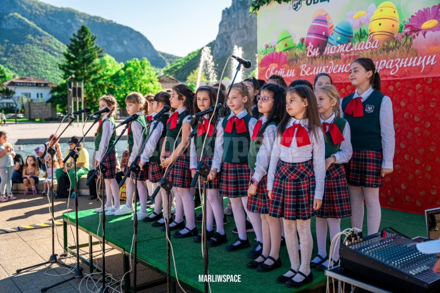 Децата на Враца впечатлиха гражданите с празничен концерт СНИМКИ