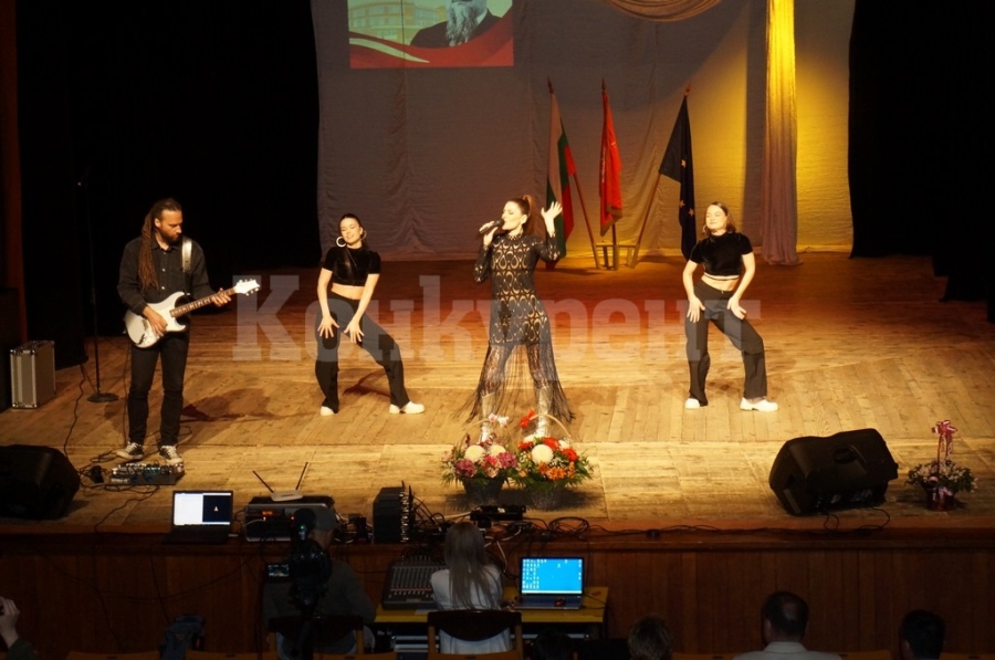 Михаела Филева пя в Козлодуй по повод 50 години ядрена гимназия 