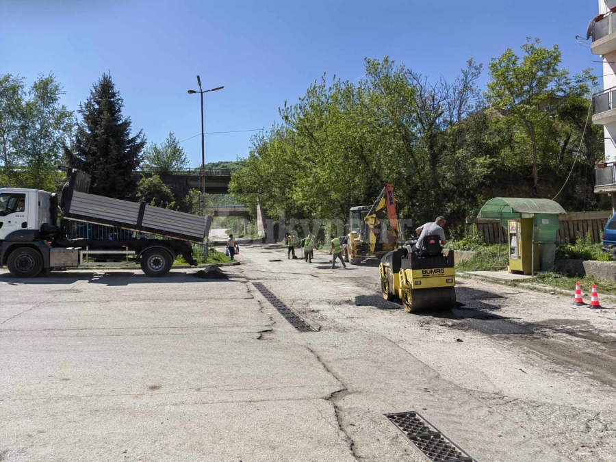 Започна ремонт на компрометирани участъци от уличната мрежа в Мездра СНИМКИ