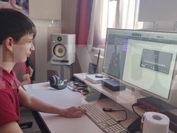 Деца с особен интерес към музиката творят в студио-работилница в Търговище