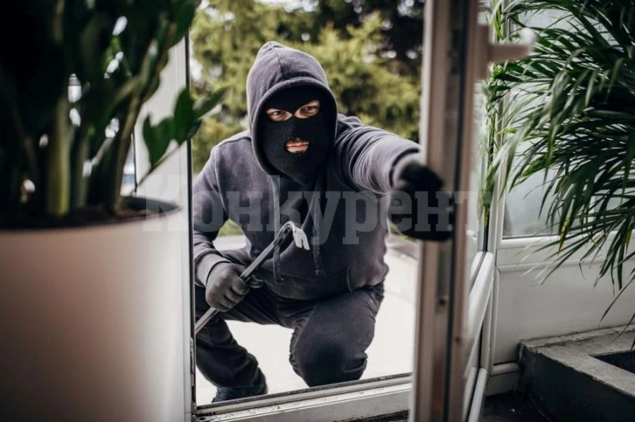 Непълнолетен задигна пари от къща в Баница, след като набил собственика
