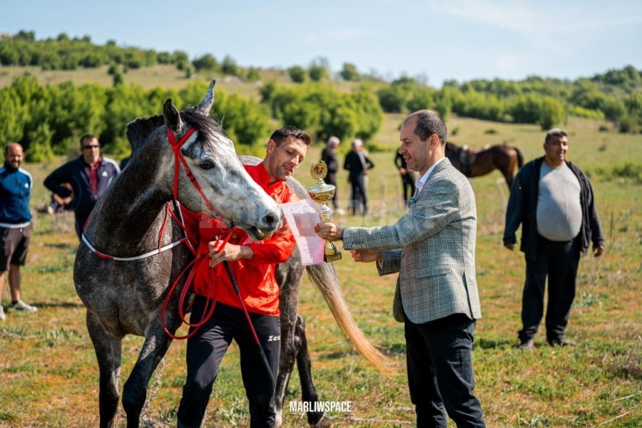  Организираха конни надбягвания в село Чирен СНИМКИ