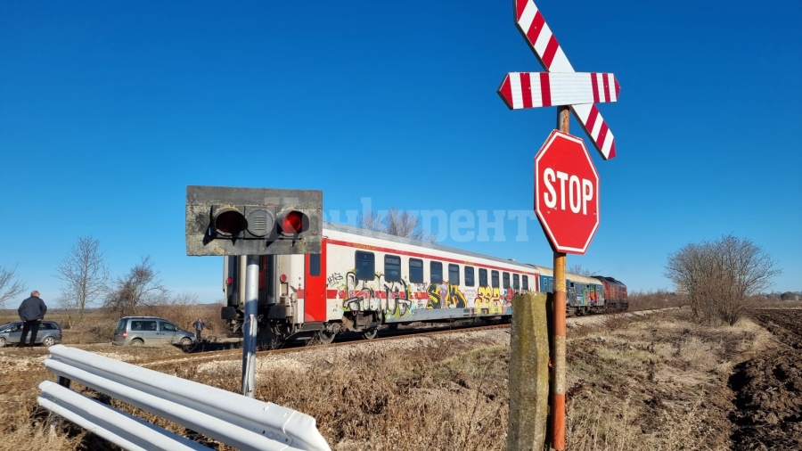 Влак удари „Ситроен“ на прелез край ломско село