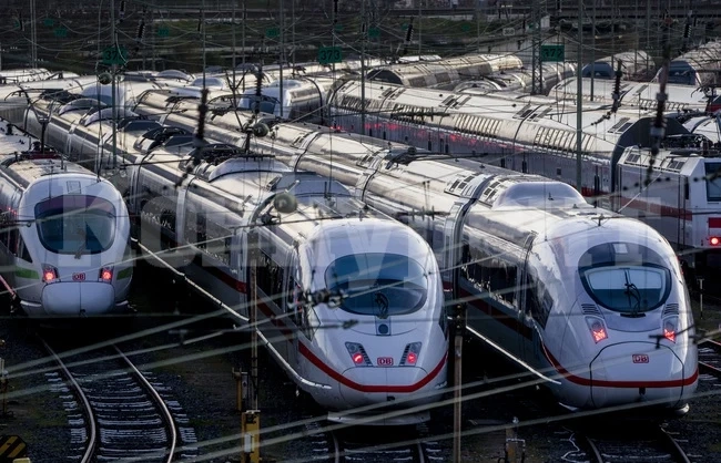 Четирима души пострадаха при сблъсък на два влака в германския град Вормс