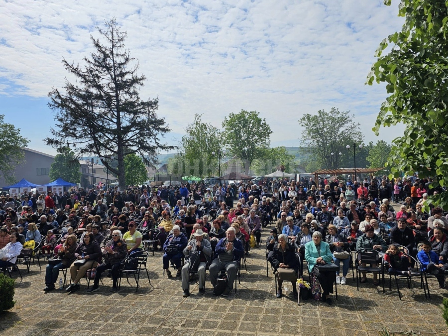 Хиляди гости посрещнаха днес в Крушовица. Виха се баници, хора и имаше много смях СНИМКИ