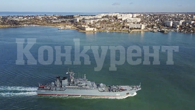 В пристанището на Севастопол гори кораб