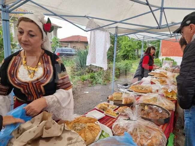 Празник на зелника събра стотици в с. Жабокрът, община Кюстендил, въпреки дъжда