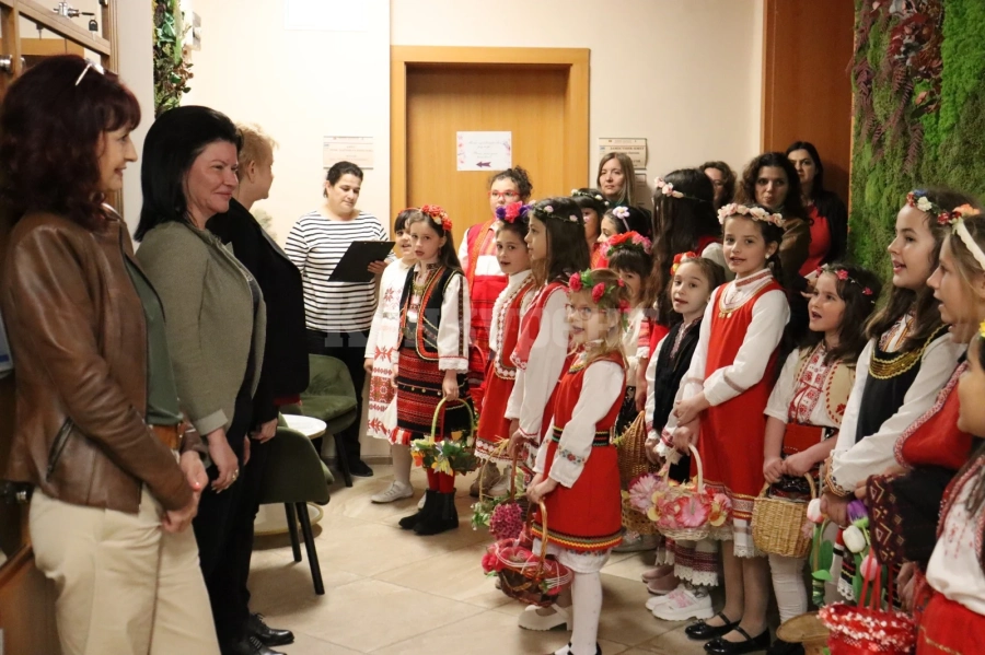Малки лазарки посетиха Община Козлодуй СНИМКИ