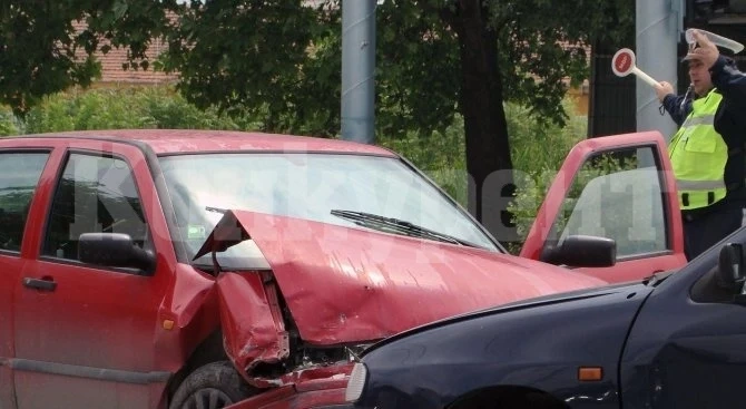 Два автомобила са катастрофирали в Козлодуй, единият шофьор е избягал