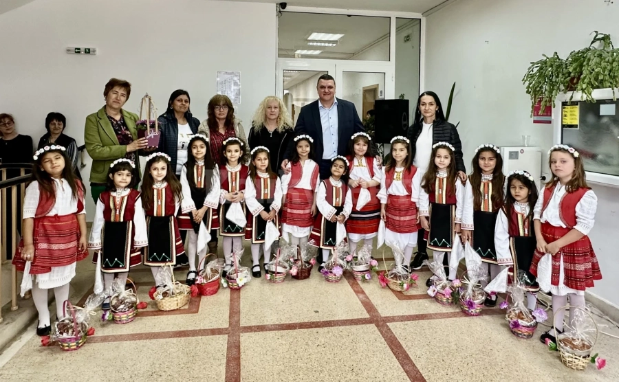 Лазарки посетиха Община Оряхово СНИМКИ