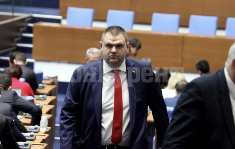 Пеевски отговори на Петков: Той е като един пудел, който ще драска по вратата на Борисов в Банкя