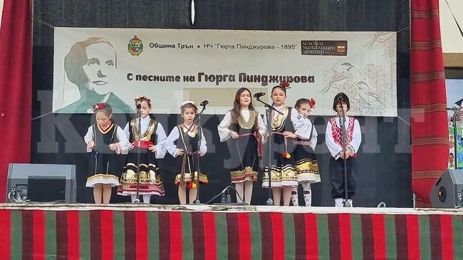 Самодейци от три области се представят във фолклорния фестивал \