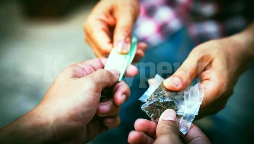 Задържаха 18-годишен в момент на продажба на наркотици