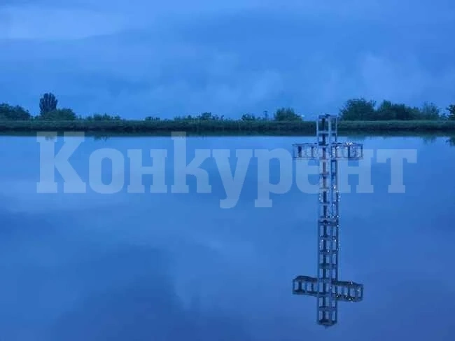 Кръстът, потопен в язовир край кюстендилското с. Горна Гращица, засия преди Великден