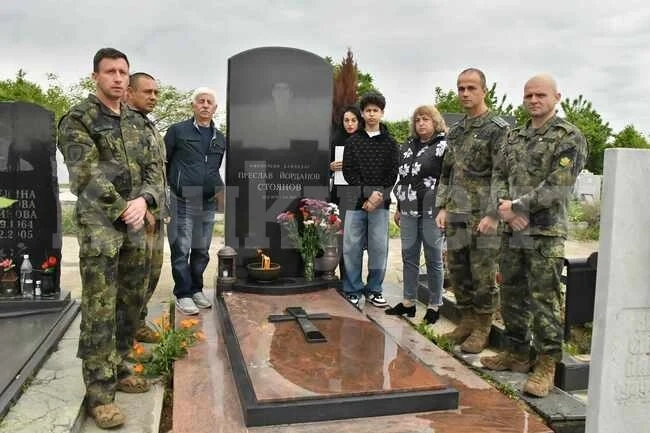 Поклонение в памет на загиналия преди 19 години в Ирак офицерски кандидат Преслав Стоянов се състоя в Силистра